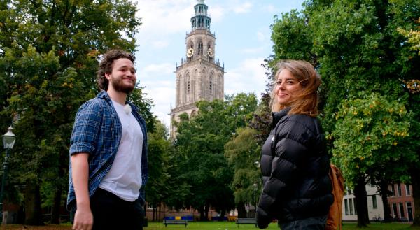 Bild 1 von 6: Maarten und Simin im Martinikerkhof.