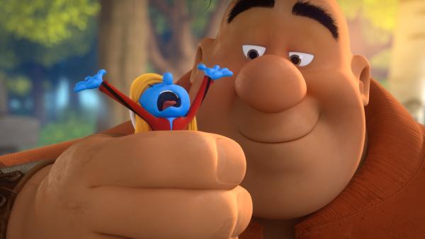 Bild 1 von 1: Schlumpfine befreit Großmaul von einem Splitter. Prompt verliebt sich Großmaul und folgt ihr auf Schritt und Tritt. Wie wird Schlumpfine ihn wieder los?