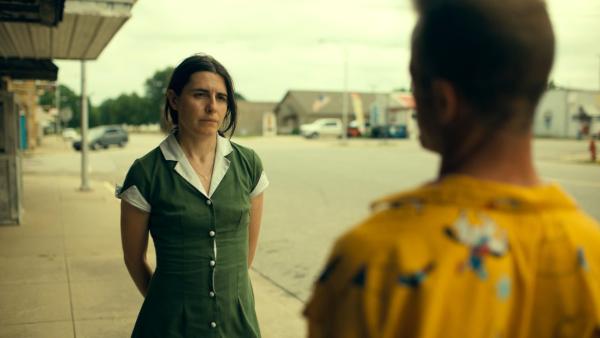 Bild 1 von 9: Lola Brisky (Marianne Rendón, l.); Jackie Powers (Scott Caan, r.)