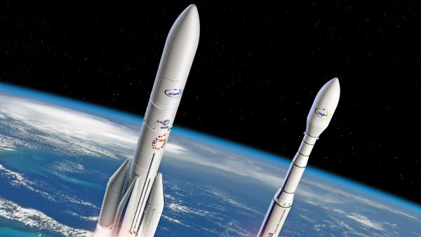 Bild 1 von 3: Ariane 6 und Vega-C im Erdorbit - so oder so ähnlich könnte die nächste Generation europäischer Trägerraketen aussehen.