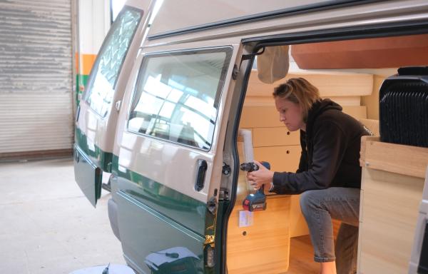 Bild 1 von 5: Fenster, wo vorher keine waren, und ein individueller Innenraum: Laura Woggan macht Camper-Wünsche wahr.