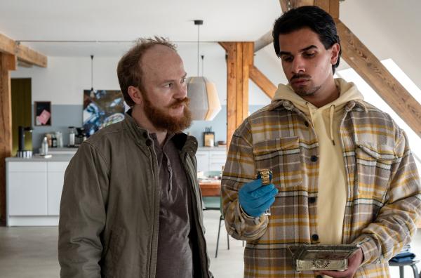 Bild 1 von 6: Die Kommissarinnen finden heraus, dass der Tote Wertgegenstände von Yachten gestohlen hat, in dem er an sie herangetaucht ist. Niklas Schreiber (Malte Haas, l.) hat ihm dabei geholfen. Samir Amari (Skandar Amini, r.) stellt sich die Frage, ob Schreiber zum Mörder geworden ist, weil Naumann die Beute nicht gerecht aufteilen wollte?