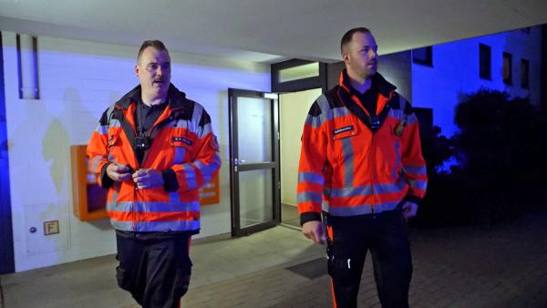 Bild 1 von 3: In Celle rücken die Notfallsanitäter Kai Peter Wichers (li.) und Carsten Schaefer gemeinsam mit der Feuerwehr aus. Ein Rauchmelder wurde ausgelöst