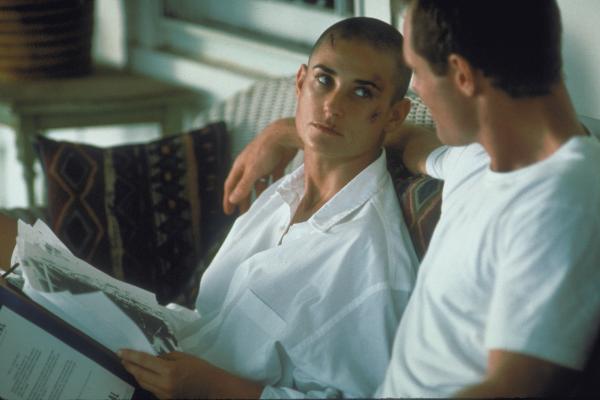 Bild 1 von 10: Durch die Herausforderung, die Jordan (Demi Moore, l.) auf sich genommen hat, wird ihre Beziehung zu Royce (Jason Beghe, r.) auf eine harte Probe gestellt ...