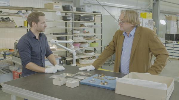 Bild 1 von 15: Der Archäologe Prof. Dr. Harald Meller (r.), im Gespräch mit Mirko Drotschmann (l.). Der Professor ist seit über 20 Jahren dem Rätsel der Himmelsscheibe auf der Spur.