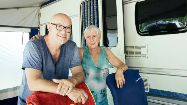 Bild 1 von 2: Die Sachsen sind wieder da! Rentner Hannes und seine Frau, Rentnerin Christine, reisen auf dem Marina di Venezia an.