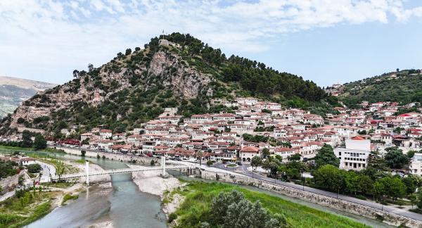 Bild 1 von 2: Blick auf die historische Altstadt von Berat, Albanien.