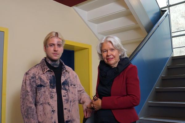 Bild 1 von 3: Alexander Höller mit der Leiterin der Akademie der Stiftung Bauhaus Regina Bittner in Dessau am Meisterhaus von Paul Klee und Wassily Kandinsky.