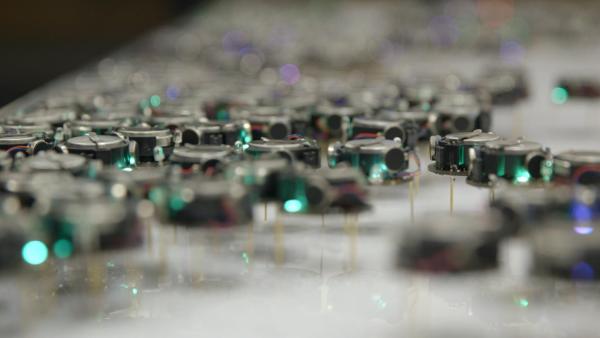 Bild 1 von 2: Wissenschaftler auf der ganzen Welt arbeiten schon seit Jahren an der Entwicklung von Roboterschwärmen, die sich intelligent und in verschiedenen Formationen fortbewegen können.
