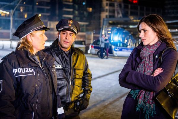 Bild 1 von 12: Claudia (Janette Rauch,  l.) und Tarik (Serhat Cokgezen, M.) nehmen die Aussage einer Augenzeugin (Julia Bremermann, r.) am Tatort auf, die ihren Kollegen Hans eher be- als entlastet.