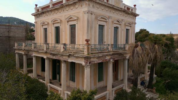 Bild 1 von 3: Nicht vom Glück gesegnet, trotz aller Schönheit: Die Villa Anargyros auf Spetses. Das 1904 fertiggestellte Haus war inspiriert von ägyptischen und altgriechischen Motiven.