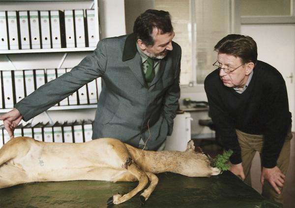 Bild 1 von 12: Kommissar Joe Hoffer (Jörg Gudzuhn, r.) erhält Hinweise von einem Förster (Reinhard Scheunemann, l.), die für den Mordfall Jakob Christ wichtig sein könnten.