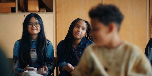 Bild 1 von 5: Châu (Ngoc Nhi Ha Tran, links) hat sich mit Milli (Marie Ngando Schröter, Mitte)  wieder vertragen. Und am Nachmittag will sich Tom (Noah Bailey, rechts) mit Châu aussprechen.