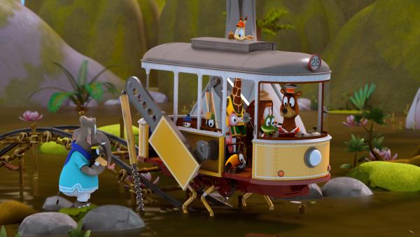 Bild 1 von 4: Zacki (Krokodil) hat die Grashüpferbeine der Zoobahn ausgefahren. Damit wollen sie durch den Sumpf springen.