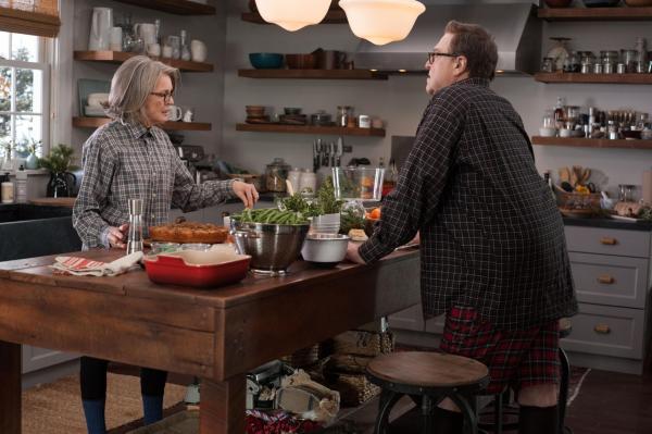 Bild 1 von 10: Bringt eine letzte Kleinigkeit das Fass der über 40-jährigen Ehe angesammelten Sticheleien zum Überlaufen? Gut, dass noch keiner der Verwandten da ist, denn niemand soll die Ehekrise und Scheidungspläne von Sam (John Goodman, r.) und Charlotte (Diane Keaton, l.) mitbekommen ...