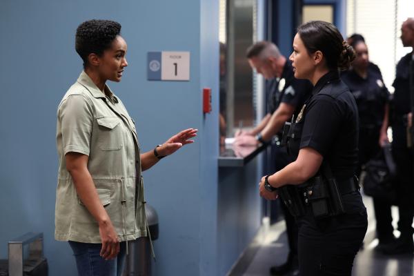 Bild 1 von 3: Officer Nyla Harper (Mekia Cox, l.) ermutigt Officer Lucy Chen (Melissa O'Neil, r.), als stellvertretende Vorgesetzte ihren Kollegen Anweisungen zu erteilen.