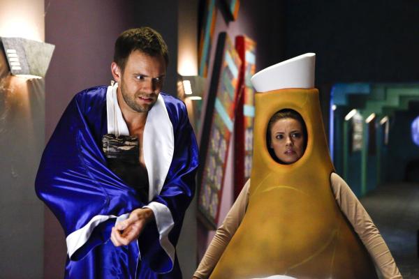 Bild 1 von 22: An Halloween erleben nicht nur Jeff (Joel McHale, l.) und Britta (Gillian Jacobs, r.) ihr blaues Wunder ...