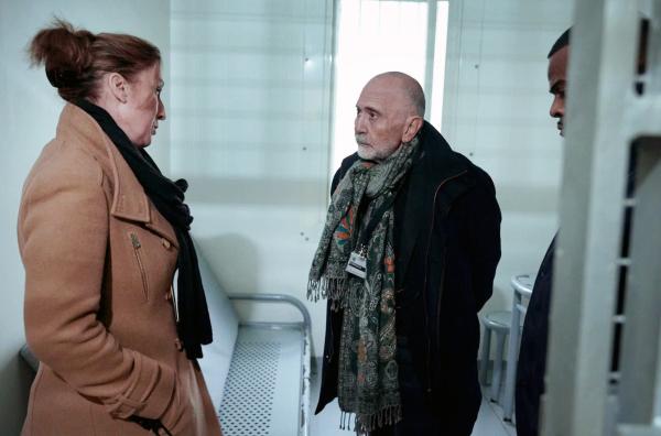 Bild 1 von 6: Guy Benarroche, Senator des Département Bouches-du-Rhône, besichtigt eine Einzelhaftzelle. Durch das Gefängnis geführt wird er von Nathalie Faustin, der Direktorin.