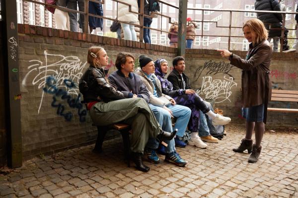 Bild 1 von 10: (v.l.n.r.) Mona (Lucy Gartner); Younes (David Ali Rashed); Rocky (Vito Sack); Shirin (Manal Raga a Sabit); Amadou (Aaron Maldonado-Morales); Sabine Bischoff (Bettina Hoppe)