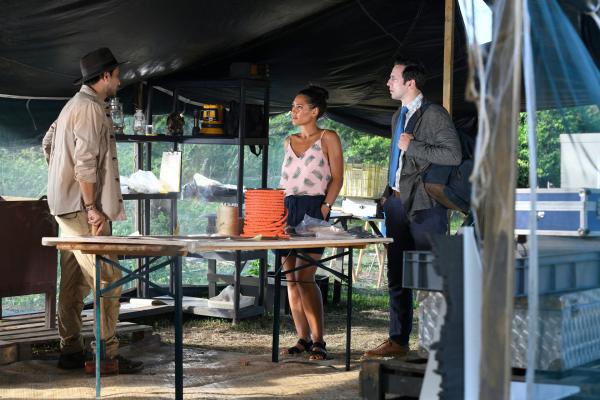 Bild 1 von 3: Am Tatort angekommen, machen sich DS Cassell (Joséphine Jobert, M.) und DI Parker (Ralf Little, r.) ein Bild von der Lage. Als Ed Lancer (Luke Pasqualino, l.) ihnen erzählt, was vorgefallen ist, entwickelt sich schnell ein erster Verdacht.