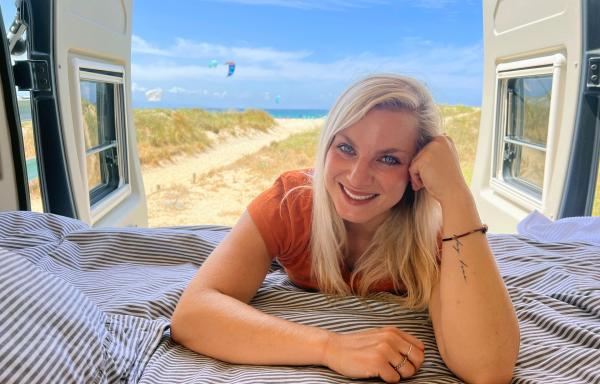 Bild 1 von 1: Maike Tschorn im Camper am Strand in Su?dfrankreich.