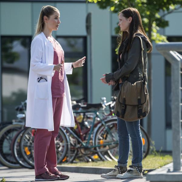 Bild 1 von 10: Julia (Mirka Pigulla, l.); Jeanette (Johanna Werner, r.)