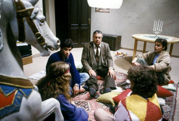 Bild 1 von 3: Im Bild (v.li.): Gabriele Schuchter (Lisi), Franz Josef Csencits (Georg), Alfred Böhm (Waldemar Herzog), Eva Lindner (Ruth), Michael Pand (Mischa).