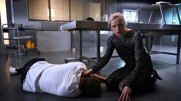 Bild 1 von 4: Dr. Veronika Schäfer (Anne Müller, r.) findet ihren Kollegen Dr. Martin Wenger (Raoul A. Nagel, l.) tot in der Rechtsmedizin. Sie scheint aber noch nicht alleine mit dem Opfer zu sein.