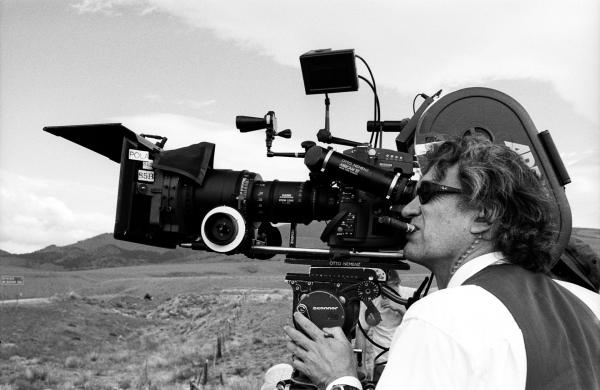 Bild 1 von 4: Bei seinen Dokumentarfilmen im direkten Kontakt mit der Kamera: Wim Wenders.