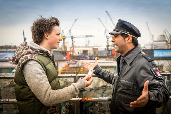 Bild 1 von 9: Tarik (Serhat Cokgezen, r.) ist sauer, weil Dustin (Jeremias Meyer, l.) ihn und seine Kollegin Claudia schon wieder an der Nase herumführt.