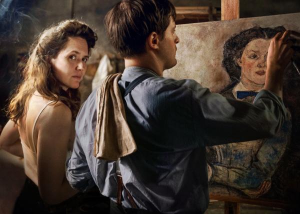 Bild 1 von 5: Alma Mahler (Emily Cox) und Oskar Kokoschka (Valentin Postlmayr) treffen sich in seinem Atelier.