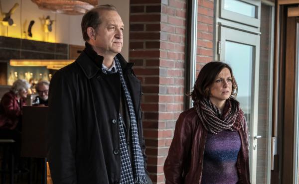 Bild 1 von 15: Wen oder was beobachten Carl Sievers (Peter Heinrich Brix) und Ina (Julia Brendler) vom Eingangsbereich des Gastraumes aus?
