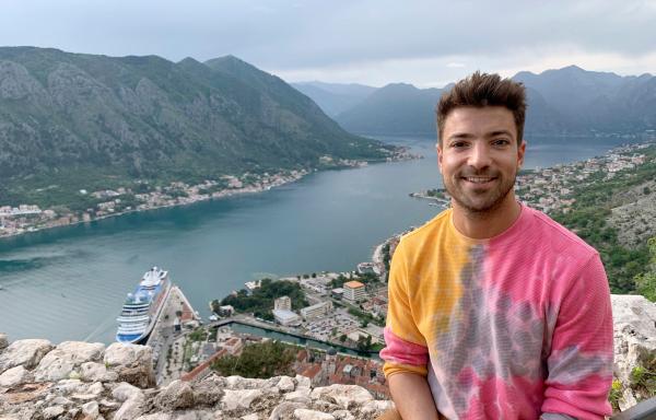 Bild 1 von 2: Moderator Ramon Babazadeh startet seine Reise durch Montenegro in der Bucht von Kotor, die als südlichster Fjord Europas bezeichnet wird.
