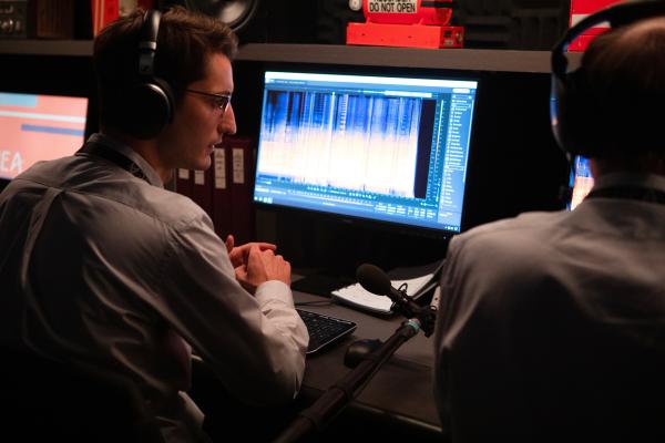 Bild 1 von 10: Mathieu (Pierre Niney, l.) und ein Kollege werten den Stimmrekorder des abgestürzten Passagierflugzeugs aus, der die Gespräche im Cockpit der Maschine, sowie etwaige Borddurchsagen aufgezeichnet hat.