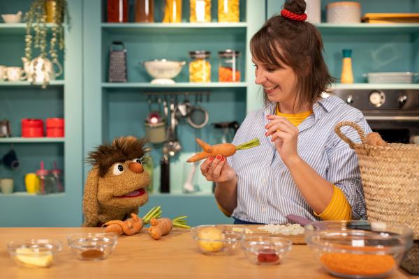 Bild 1 von 3: Moppi und Maya erkennen lustige Formen in den krumm gewachsenen Karotten.