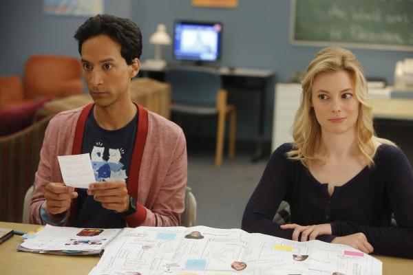 Bild 1 von 19: Abed (Danny Pudi, l.) ist davon überzeugt, dass sich weder Britta (Gillian Jacobs, r.), noch die restlichen Mitglieder der Lerngruppe per Zufall kennen gelernt haben. Er stellt eine verrückte Theorie auf ...