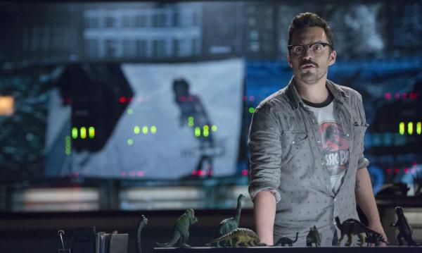 Bild 1 von 9: JAKE JOHNSON stars as park technician Lowery in Jurassic World. Steven Spielberg returns to executive produce the long-awaited next installment of his groundbreaking Jurassic Park series. Colin Trevorrow directs the epic action-adventure, and Frank Marshall and Patrick Crowley join the team as producers.Credit: Chuck Zlotnick