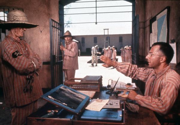 Bild 1 von 4: Der verurteilte Betrüger Louis Dega (Dustin Hoffman, rechts) hat sich mit den Haftbedingungen in der Strafkolonie arrangiert.