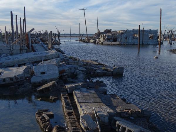 Bild 1 von 12: Der Hafen von Epecuén ist bis heute von den Wassermassen überschwemmt.