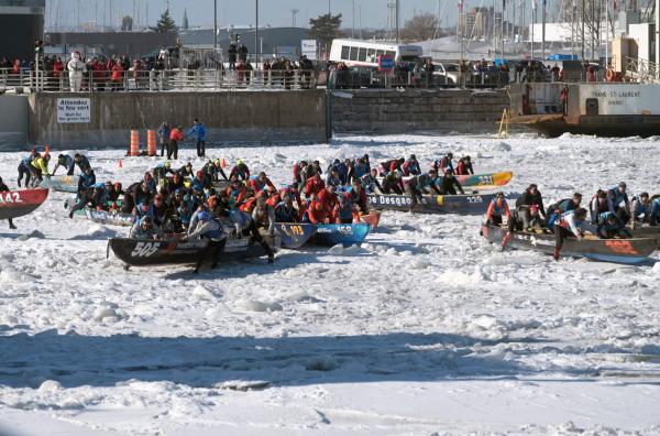 Bild 1 von 3: Im Winter türmt sich das gefrorene Wasser des Sankt-Lorenz-Stroms zu riesigen Eisflächen. Die Bewohner Québecs stellen sich der Herausforderung ? mit zerbrechlichen Eiskanus.