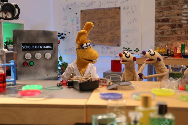 Bild 1 von 2: Die Entschuldigungsmaschine von Professorin Hase ist kaputt.