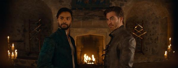 Bild 1 von 8: Xenk (Regé-Jean Page, l.); Edgin (Chris Pine, r.)