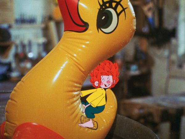 Bild 1 von 15: Pumuckl beobachtet im Spielzeugladen, wie ein Kunde eine Plastikente für seinen Sohn kauft. Natürlich will der Kobold nun auch so ein Spielzeug. Meister Eder lässt sich breitschlagen, aber die Schwimmübungen der Ente in der Wanne stellen Pumuckl nicht zufrieden, das Tierchen muss raus.
