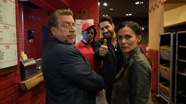 Bild 1 von 12: Erichsen (Armin Rohde, l.) und Tülay Yildirim (Idil Üner, r.) kommen ins Burger-Restaurant und sprechen zuerst mit der Restaurantmanagerin (Dela Dabulamanzi 2.v.l.) und Mübariz Pettekaya (Kais Setti, 2.v.r.).