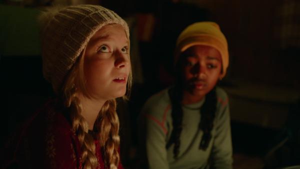 Bild 1 von 2: Gerade als sich die Situation etwas beruhigt hat, fliegt Jennys Geheimnis auf. Das gibt Stress! (von links nach rechts: Anine Bonnevie Nagell-Hßyer, Solyana Tesfaye Tikabo)