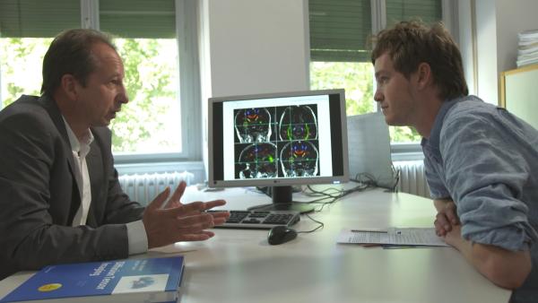 Bild 1 von 3: Die zwei Reporter erinnern sich an ihre eigene Pubertät, die Zeit des totalen Gefühlschaos. Nina spricht mit Schülern ihres ehemaligen Gymnasiums und erfährt mit Michael von Experten, warum Pubertierende oft nicht wissen, was sie tun und welche Rolle dabei Umstrukturierungen im Gehirn spielen. Im Bild, von links: Prof. Dr. Romuald Brunner und Michael Bartlewski.