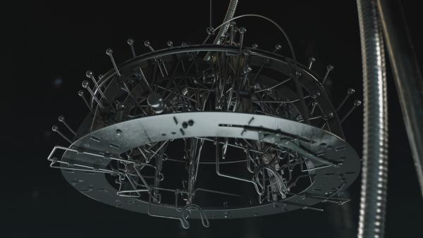 Bild 1 von 2: Die an einem hölzernen Arm hängende Metallkuppel kann auf den Kopf eines Probanden abgesenkt werden. Das Gerät wurde in den 1930er Jahren zur Messung der Intelligenz verwendet.