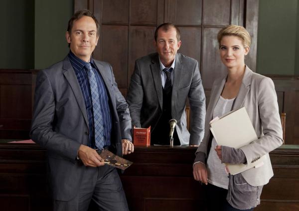 Bild 1 von 8: (v.l.n.r.) Johannes Bulitta (Moritz Lindbergh); Klaus Wagenführ (Martin Lindow); Saskia Henker (Rike Schmid)