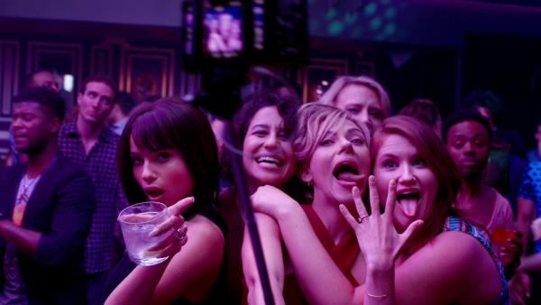 Bild 1 von 5: (L to R) Blair (Zoë Kravitz),  Frankie (Illana Grazer), Jess (Scarlett Johansson), Pippa (Kate McKinnon) and Alice (Jillian Bell) in Columbia Pictures? ROUGH NIGHT.