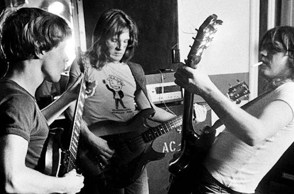 Bild 1 von 4: AC/DC ist das Familienunternehmen der drei Brüder George, Angus und Malcolm Young (v.l.).